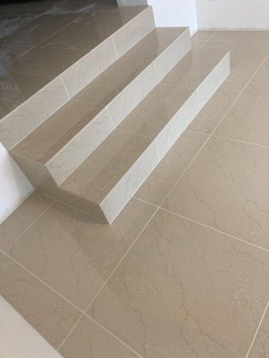Pose de carrelage lisse et effet marbre