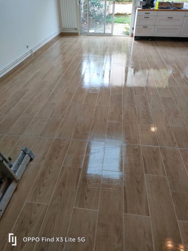 Photo de pose de carrelage sol en imitation de parquet